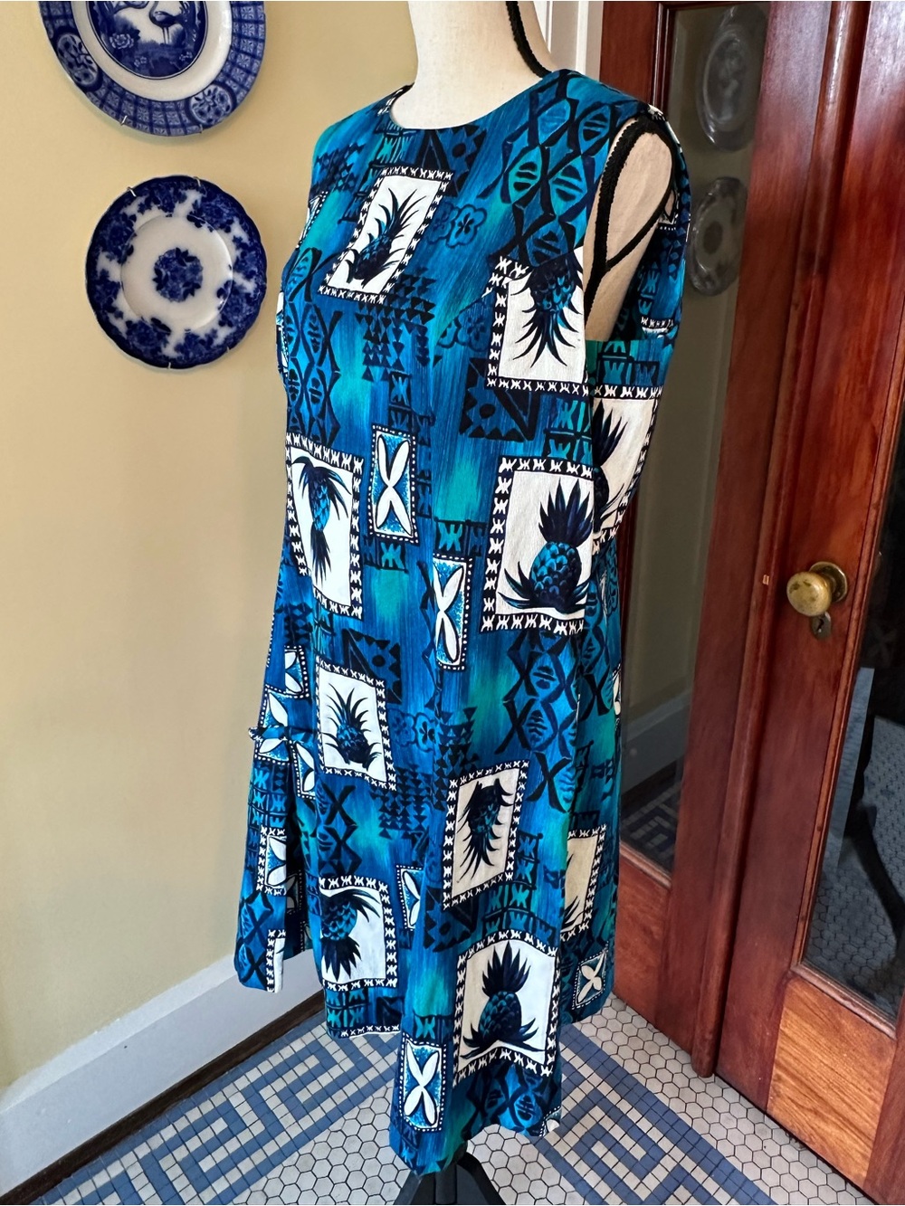 Hukilau Fashions | Vintage 1960s Hawaii Print 100% Cotton Shift Dress, Size 20 - Picture 2 of 10